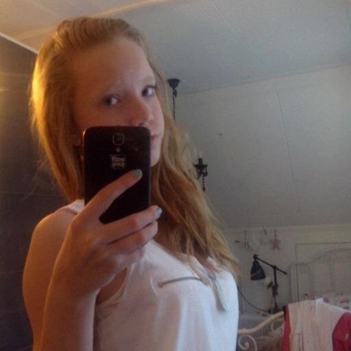 xchantaldx's profile picture. 