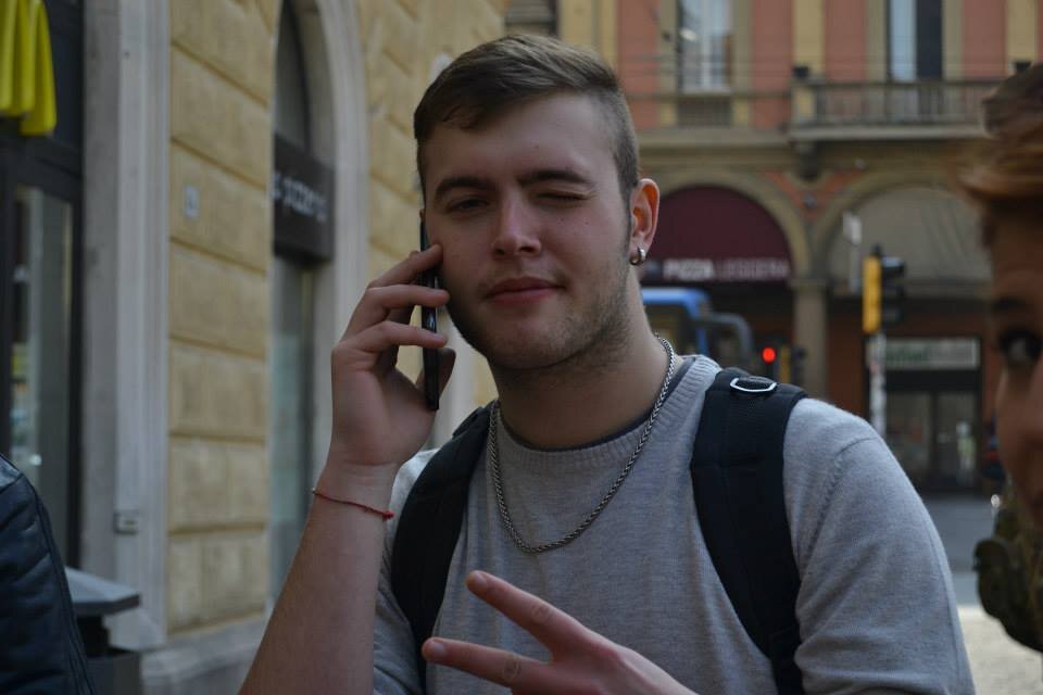 Sono un ragazzo che crede nei sogni e lotta ogni giorno per realizzarli.Ho un canale youtube dove incontro persone di altre città ,dateci un'occhiata qui sotto.