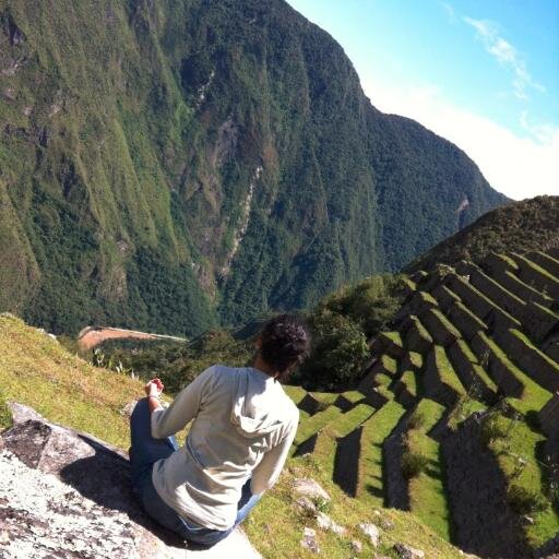 Me encanta viajar, comer, jugar tenis y tocar piano aunque no lo haga muy bien