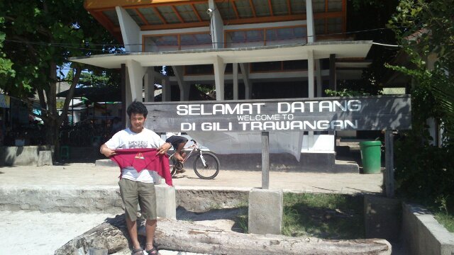 Tertawa utk menutupi sedih
Terlihat kuat utk menutupi lemah