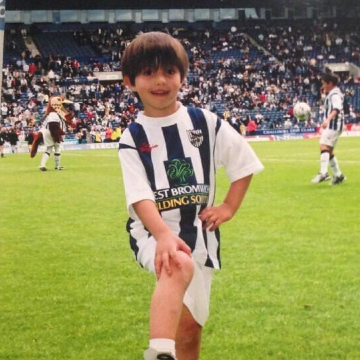 Confused and frightened little boy, obsessed with football and ios games. I act like a 6 year old, also weridly being curiously dumbfounded by the number 14,208