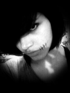 15 anos,Emo de 3,ando de skate, D&pr&$civ@,bissexual mais ñ q eu deixe os gatinhos de lado...sdv bjss ah amo góticos..