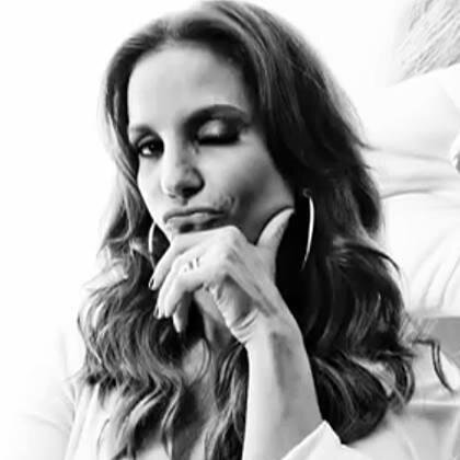 Fã incondicional da cantora Ivete Sangalo , eclética , apaixonada pela vida , siga-me !