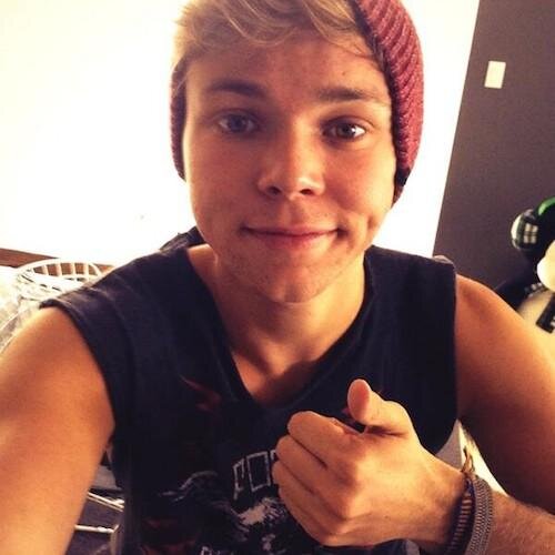 hey if you could follow @5secondsofindie i follow back and it would be nice of you stay fab ily