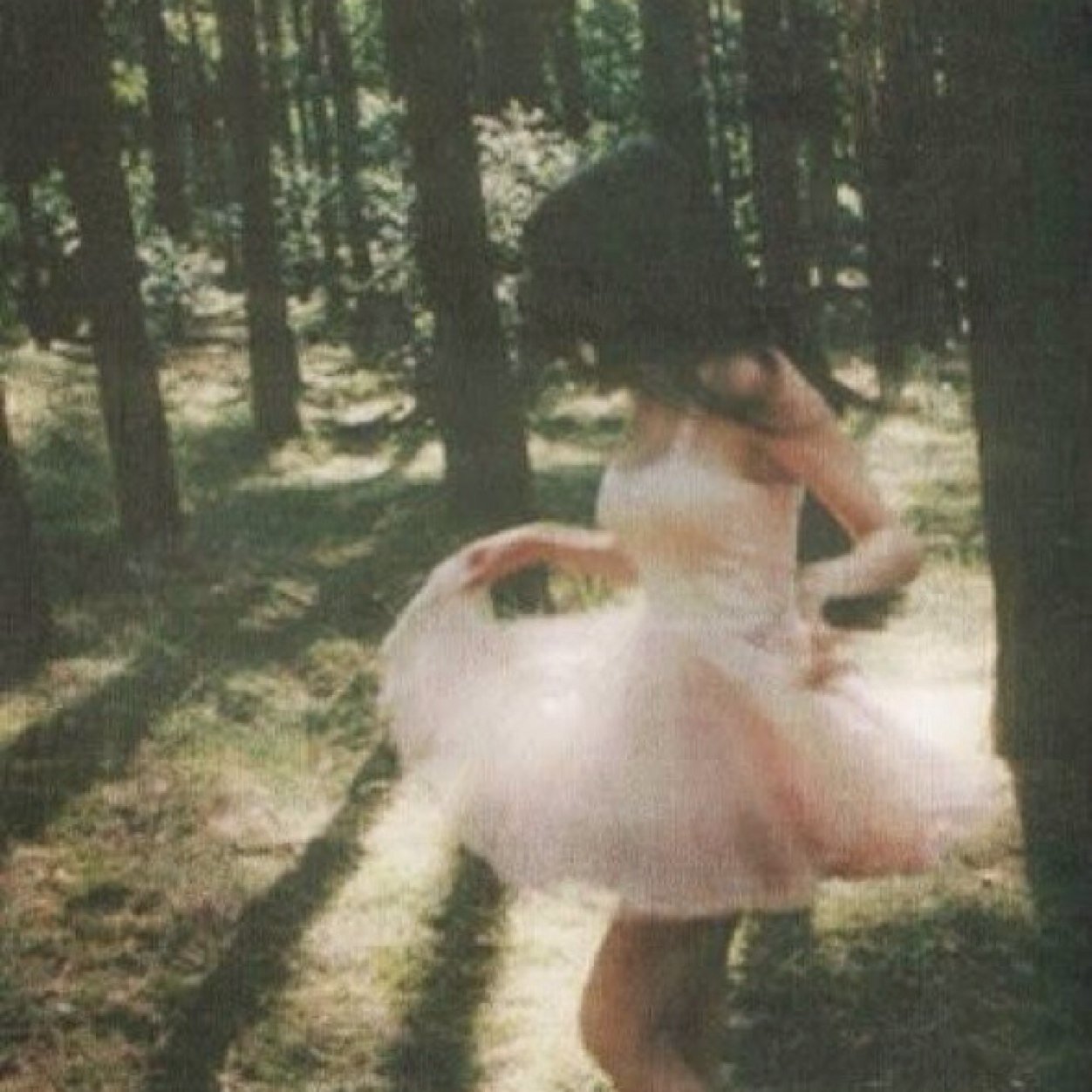 HoplessGirl_'s profile picture. -tu m'aimes?
-disons que tu m'occupes.