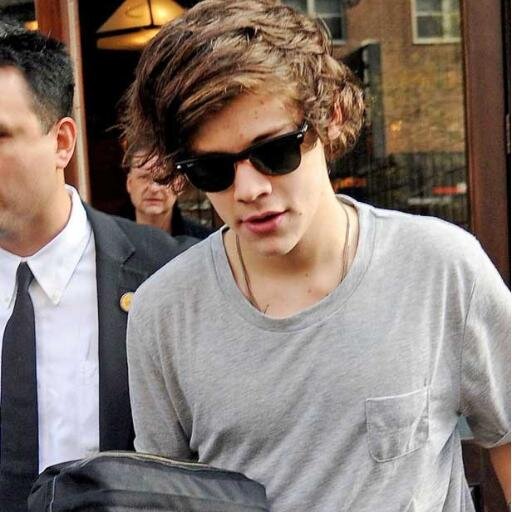 GO FOLLOW @holycurlyharry OR I'LL UNFOLLOW YOU BC GOAL