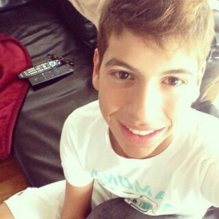 Matt Hunter please Follow me! @Briskies794 gracias por seguirnos tía!