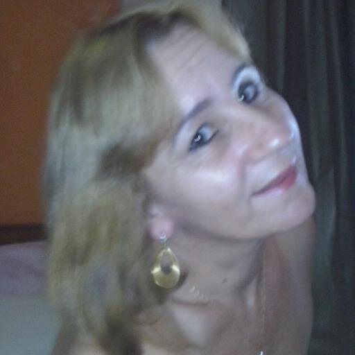 Gosto de ler, assistir filmes e sair com a familia.