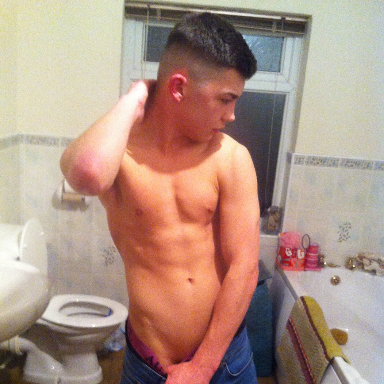 Single | looking for someone to get close too |