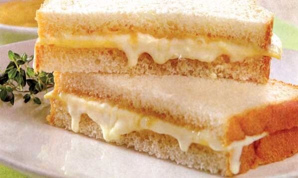 Pan con queso, en lo posible caliente si así te gusta, para lo que le quieras poner