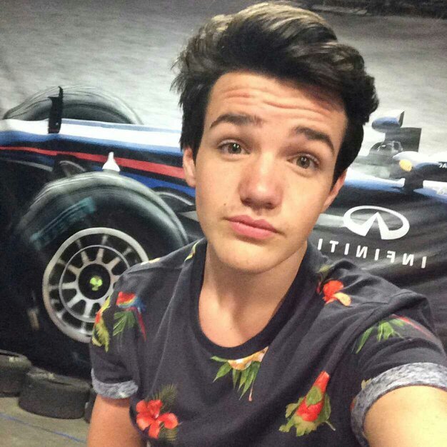 Im a girl who is crazy ,loud ,and funny ill brighten up ur day if ur feeling down and i love 1Direction @AaronCarpenter_ and Little Mix