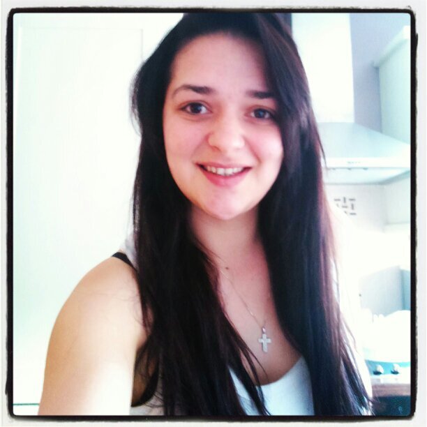 5ft 4 - half italian 
live and work in cardiff, wales
... love dancing and singing even tho im rubbish at both. 
im studying in uni and want new followers :D