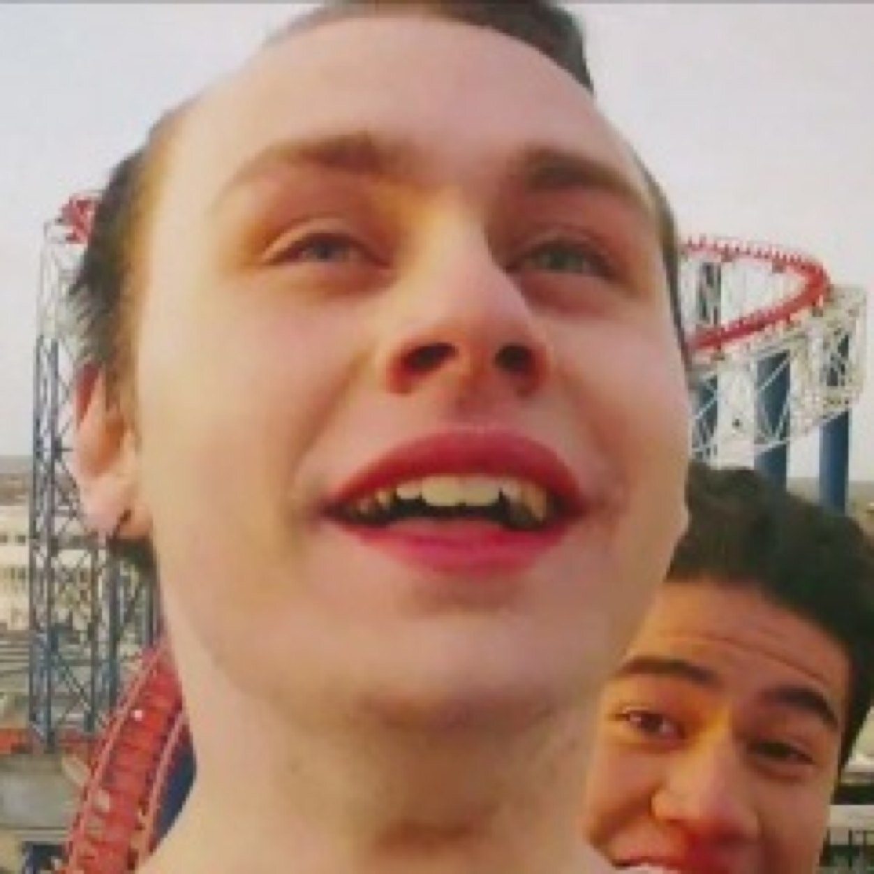 If you see this go follow @Y0UC0MPLETEMEss and lets fangirl bc free follow