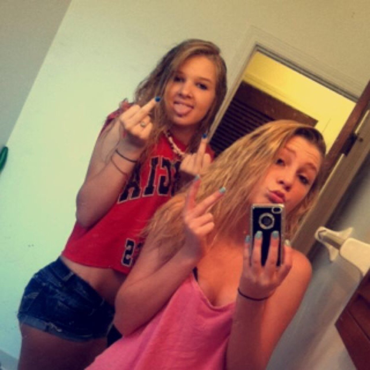 _dixxie_girrl_'s profile picture. I've got a rough side , a wild side , atleast a country mile wide