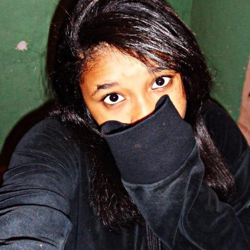 uma garota imperfeita que vive n mundo da lua.
segue lá:http://t.co/tvptdsH7WZ