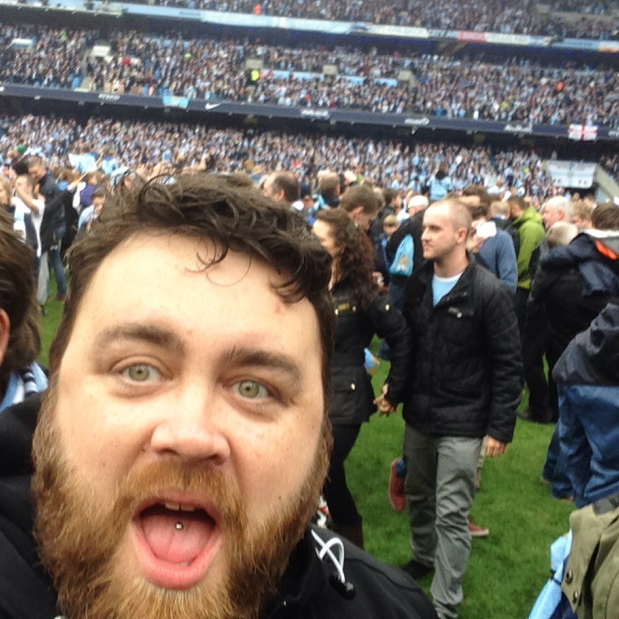 Hey this is me, proud father to my little girl lily and love @MCFC comics and tattoos, oh and we own @bluebeecustoms check it out.