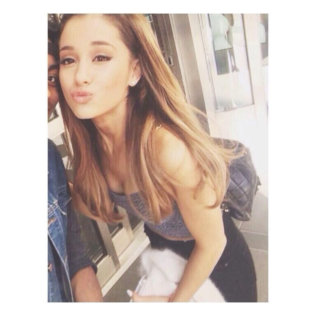 hiii please follow @ihonordemetria ilysm and ur beautiful! thank u lovely :)