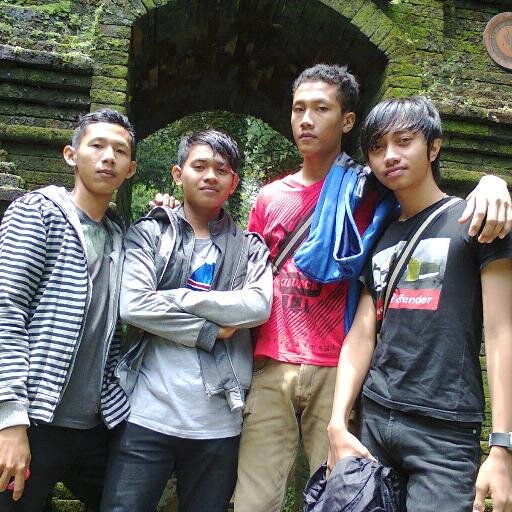 Cowok keren itu cowok  Ɣg bisa membuat Orangtuanya bangga & bahagia !