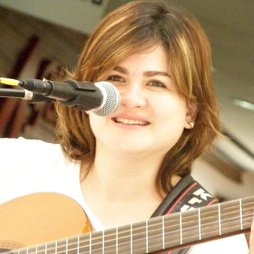 Cantora, musicista, artista plástica.