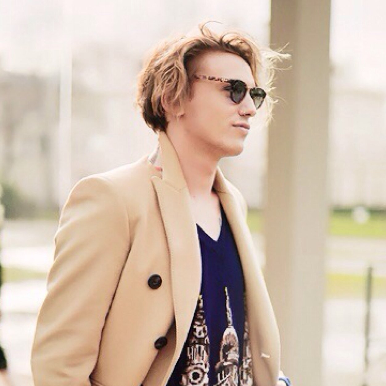 Shesmyrose_'s profile picture. Ill wait for you in the dark, arms outstretched, comforing lover.