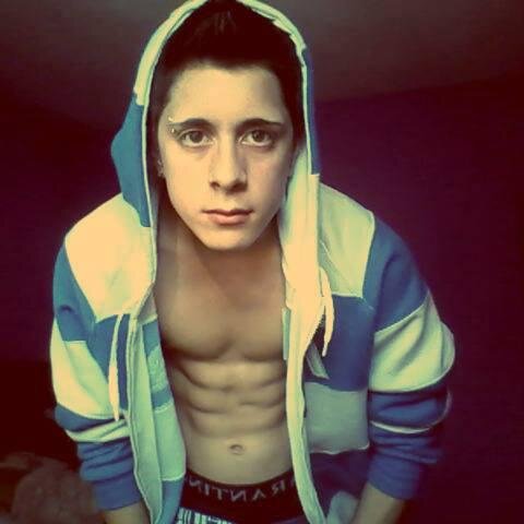 Hola tengo 18 Años megusta hacer deporte , me gusta mucho la musica estoy soltero Cualquier cosa Cominucate ah Mi FACEBOOK