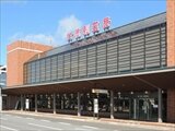 北海道の東にある女満別（めまんべつ）空港ビルです。オホーツクと知床の空の玄関口です。近隣は北見市、網走市、美幌町、大空町の2市2町で空港は大空町にあります。