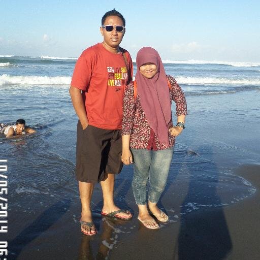 DUA JARI sama dengan ribuan makna,

Kau angkat jari tengah itu lain cerita.

SATU JIWA, SATU DARAH, SATU RASA, SATU CINTA