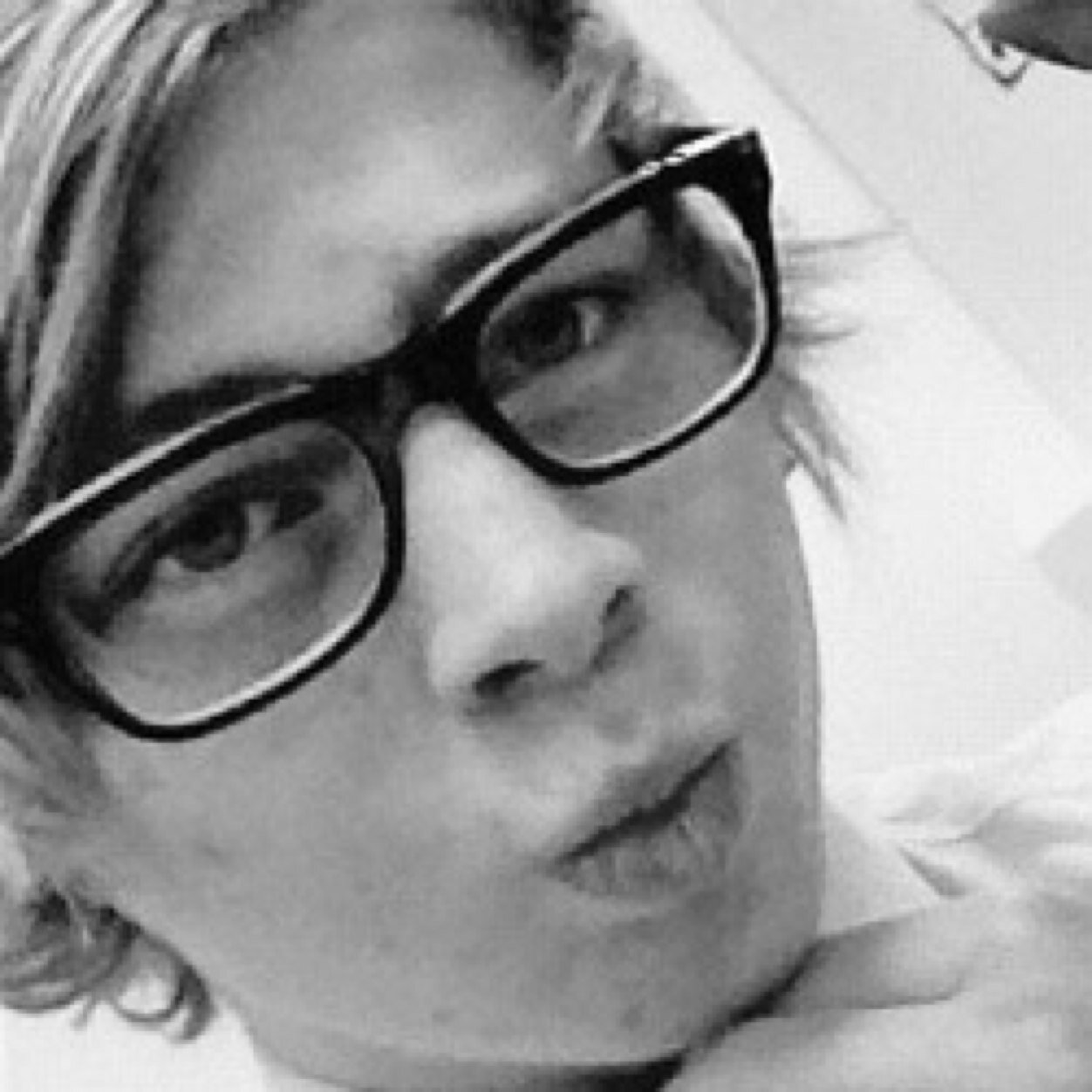 PLEASE FOLLOW @HOODBUCKS IN RETURN OF THIS FOLLOW :) x