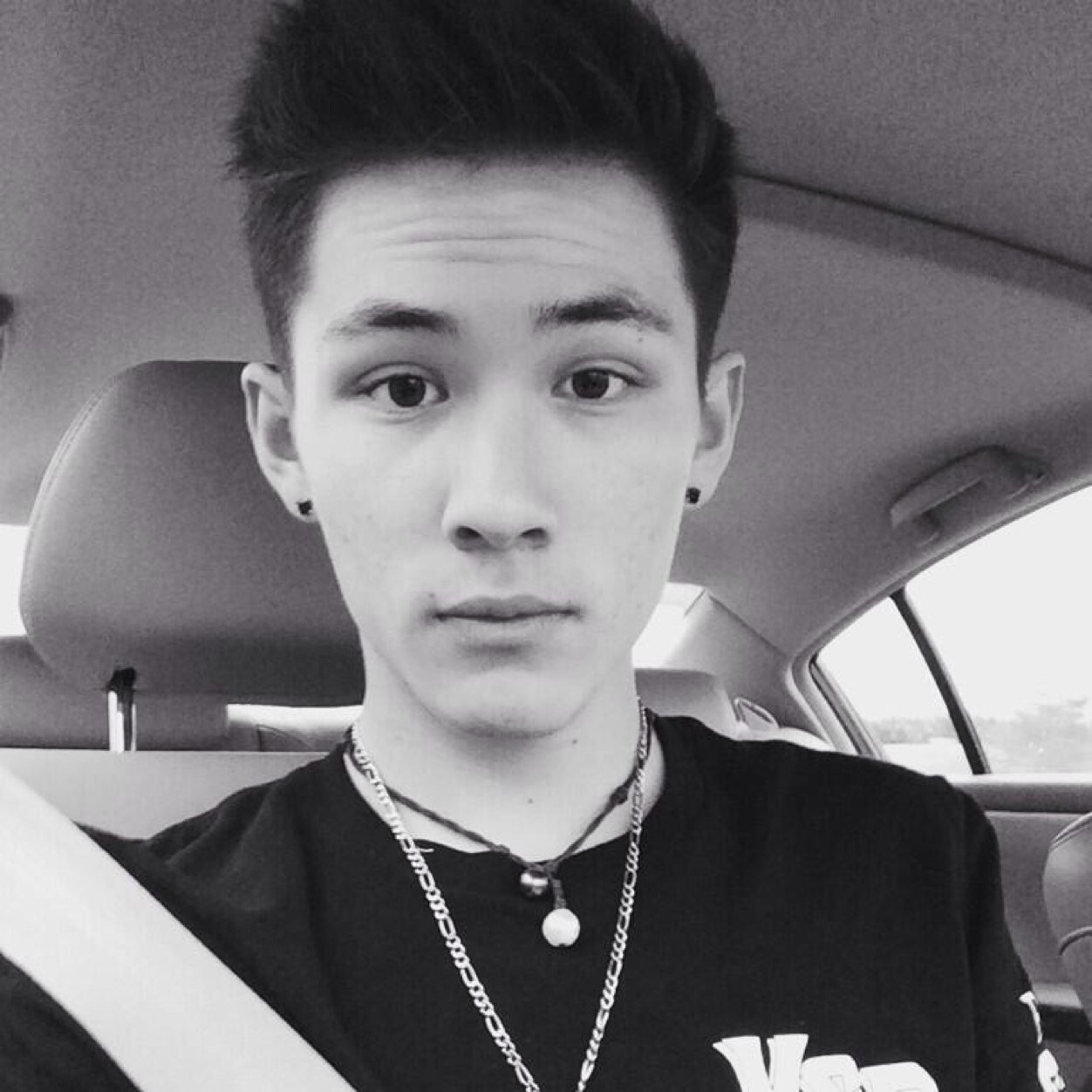 Hey DONT follow this acct!! Please follow @cartersWeirdo and @Married2Caylen