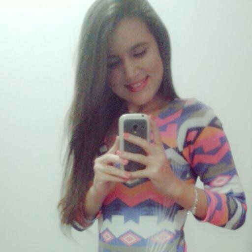 Louca, divertida, amiga. Amo dar e receber abraços. Flamenguista de coração, fã de Harry Potter, amo cachorros e odeio cozinhar. ;D