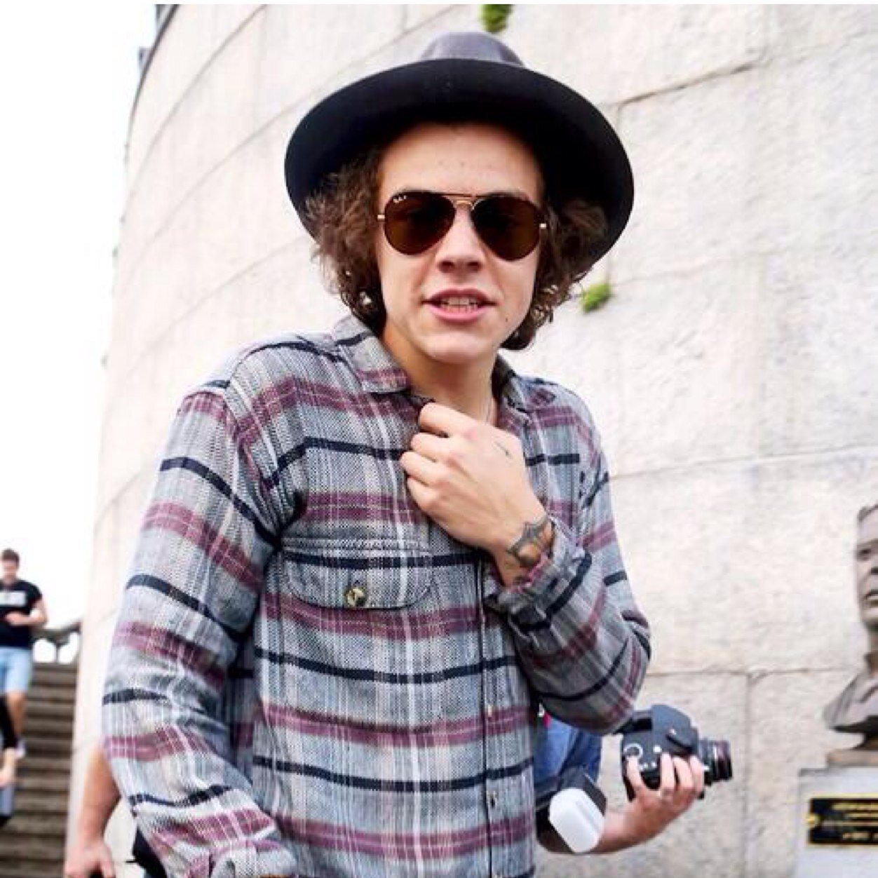 free follow from @dimplestohell bc we love you
