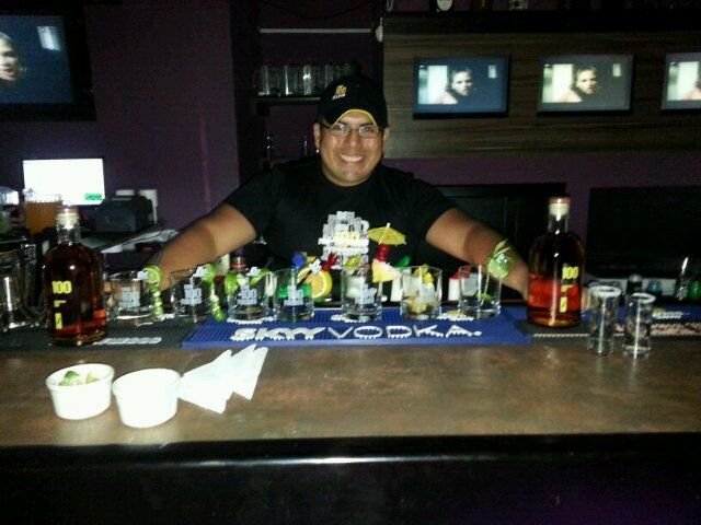 La cocteleria es un arte, y nosotros los bartenders unos artistas que brindamos nuestra mejor obra  en una copa... Salud!.