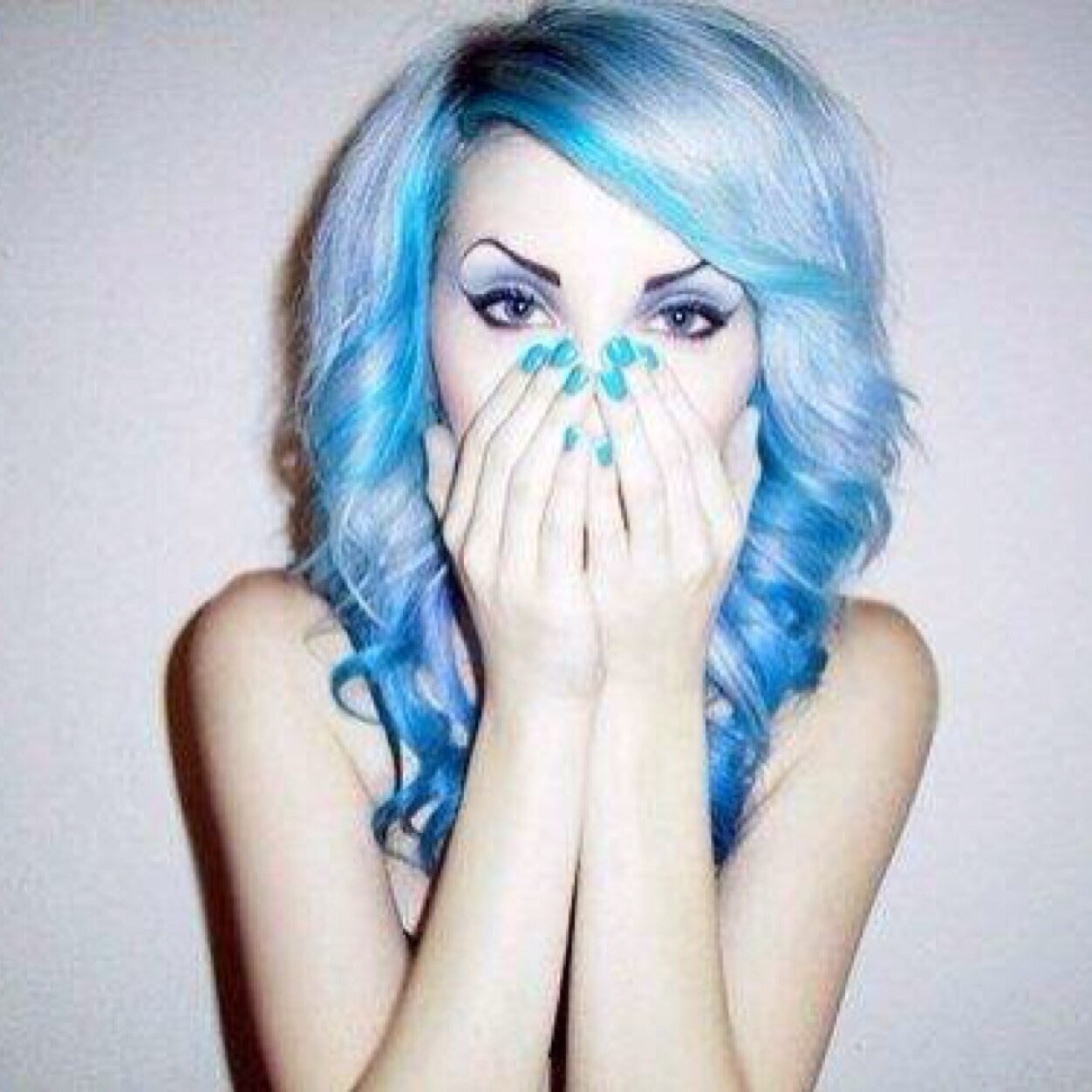 Go follow @newyorkeen she follow back
