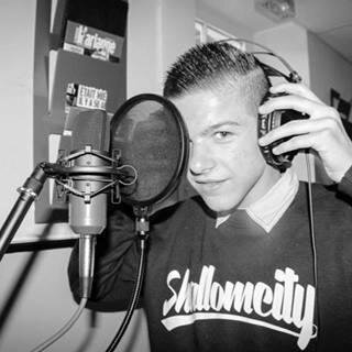 Jeune et déjà sur scène, Brand L'Original fait des scènes sur Le Mans et enregistre au studio DT-R Prod.