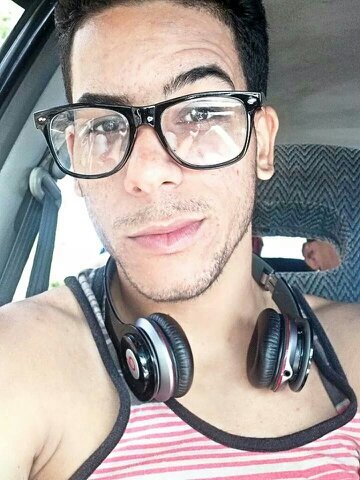 Me gusta bailar, actuar, soy una persona alegre, me gusta hacer amigos, etc... Si me siges yo tambien te sigo!!!...