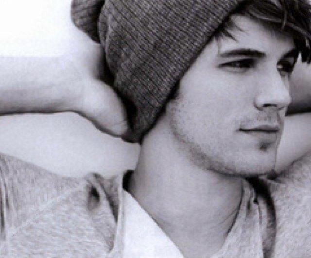 schloemboembl's profile picture. Andere haben Sex in der Küche. Ich esse im Bett.