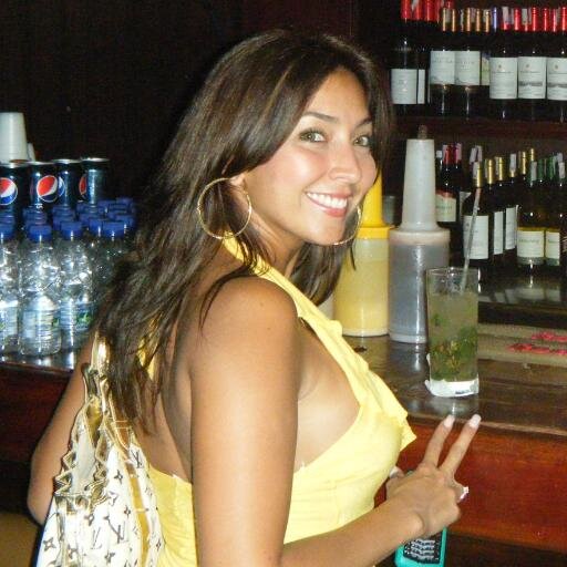 Venezolana, hija de Orlando y Nayda, esposa de Braulio, amante de la naturaleza y el mar.. Feliz madre de Alana y Luciana