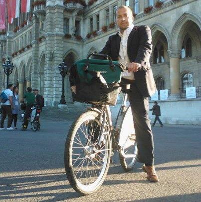 Ciclista urbano di professione, nel tempo libero avvocato amministrativista.