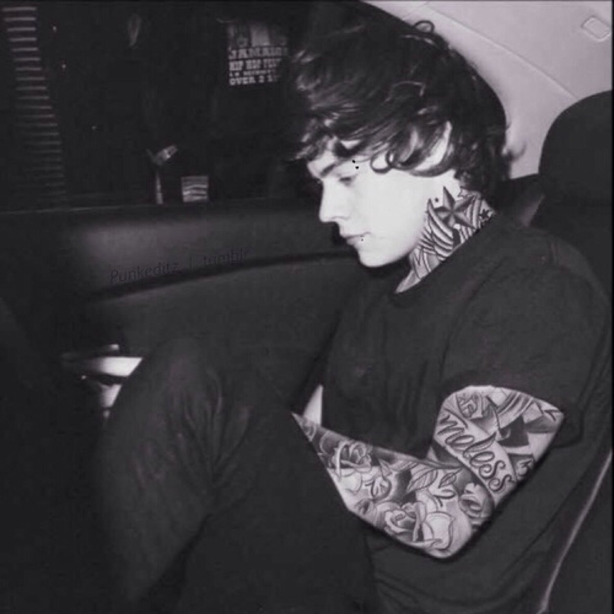 Love destroys us all. |single, RP/Fl|