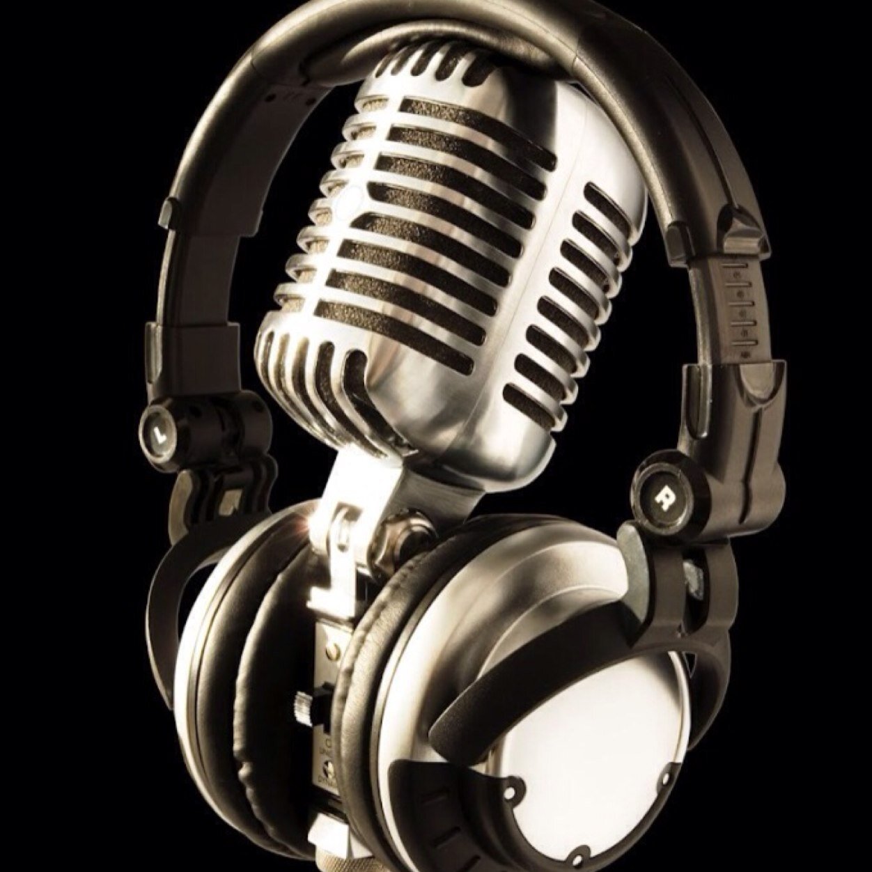 Morning News Anchor, Asst. News Director at AM800 CKLW, Windsor