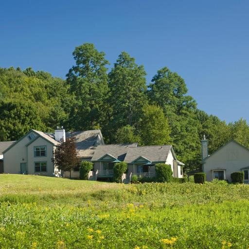 Charming New Hampshire bed and breakfast in a beautifully renovated farmhouse. Enjoy great food and country elegance.