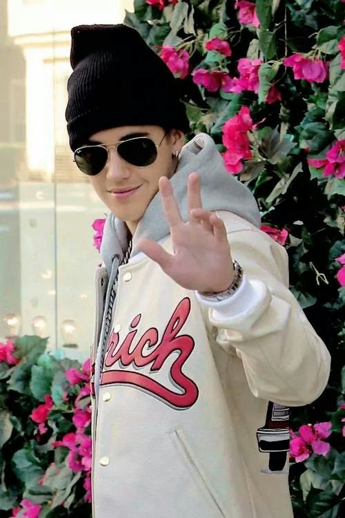 We're trying to get a follow from Justin and his crew, can you help us? Our personal accs: @bieberownmylove, @biebersmilling, @loveislovejb and @Florsanabria97