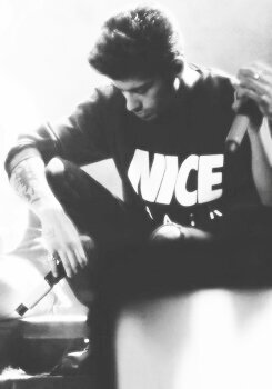 «Ella abraza a su ídolo con su mayor fuerza, aprovecha su única oportunidad...El abraza a una fan más.» Louis and Zayn's is mine                  O1.O5.2O14