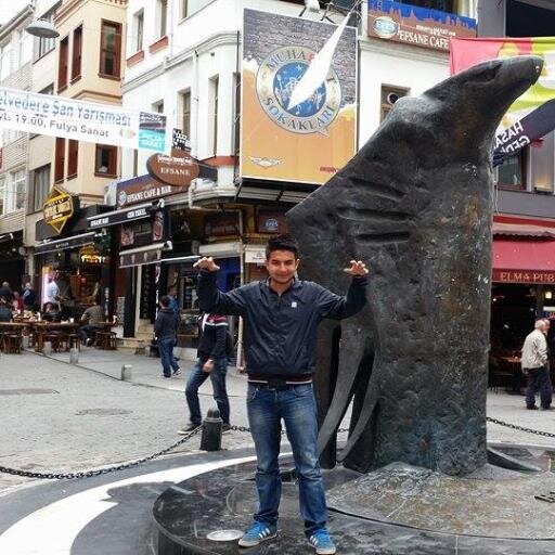 Beklentilerimin kavşağında durmuş bekliyorum, yığınla insan beni biliyor ben onları bilmiyorum..