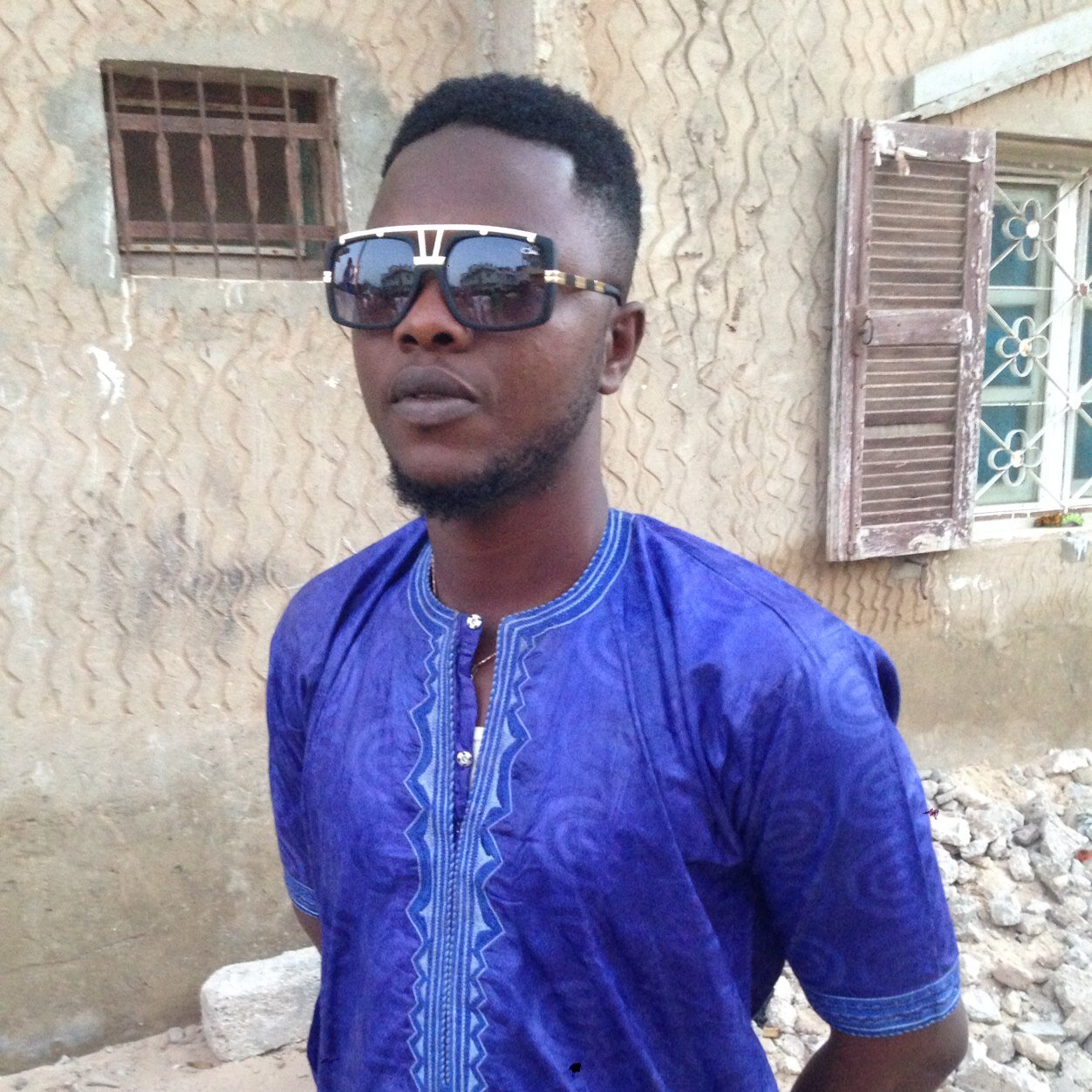 Simple marrante sociable n'aime pas les fouteurs( et surtout les fouteuz) de merde mes priorités mon entourage ma famille, mes amis, ma vie