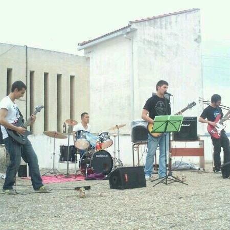 Piedra a piedra haciendo camino, mientras tanto que corra el vino... Destrozando clásicos del punk-rock.