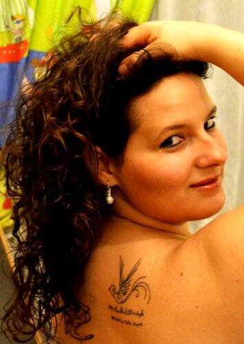 Sou uma pessoa simples, simpática, romântica, carinhosa divertida tímida,sentimental, extrovertida,adoro a vida, praia, cinema,me divertir,ouvir musica.