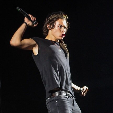 i gave you a free follow so please follow @tomlinmysunn instead of me!!♡