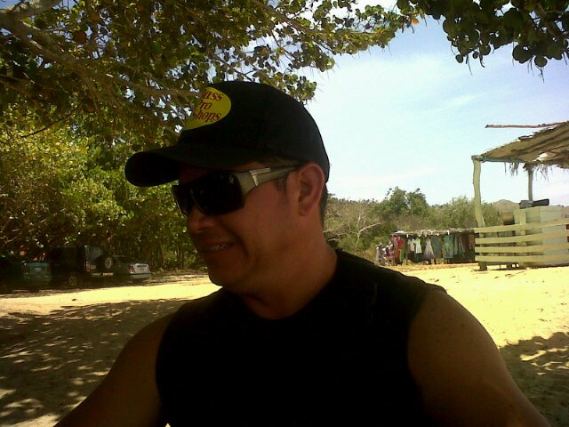 Hombre fanatico del beisbol equipo favorito leones del caracas, mi inspiracion mi hijo