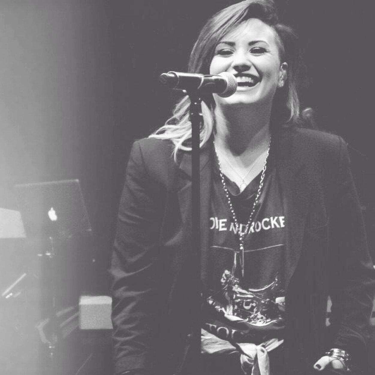 My idol believes that one of her legs is shorter than the other one http://t.co/sCLLYn7iWq